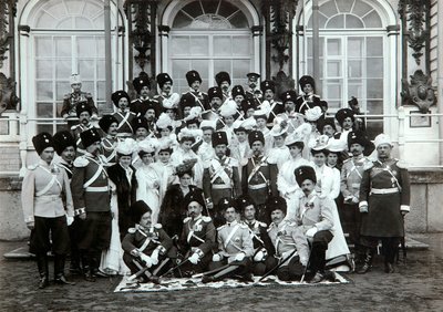Russische keizerlijke familie buiten het Catharinapaleis, Tsarskoye Selo, Rusland, begin 20e eeuw door K. von Hahn