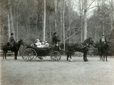 Tsaar Nicolaas II van Rusland met zijn familie in het park van Tsarskoye Selo, Rusland, 1900s door K. von Hahn