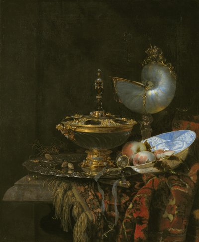 Pronkstilleven met Holbein-kom, Nautilusbeker, glazen kelk en fruitschaal door Kalf