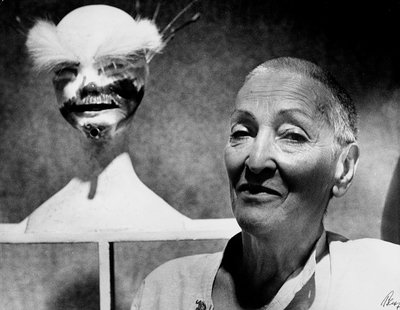 Portret van de Duitse schilder en beeldhouwer Meret Oppenheim door Karl Heinz Bast