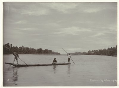 De oversteek van een rivier met een lange boomstam boot door Kassian Cephas