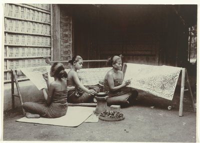 Drie Javaanse vrouwen in sarong maken batik patronen op stof door Kassian Cephas