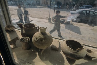 Afghanistan; Herat; antiquiteiten te koop; etalage; straatbeeld, 2004 door Kenneth Garrett