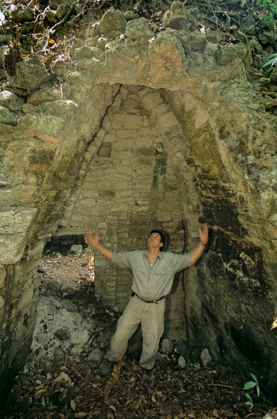Architectuur, Holmul, Guatemala, Maya, Francisco Estradabelli, Homul Centrum, 2008 door Kenneth Garrett