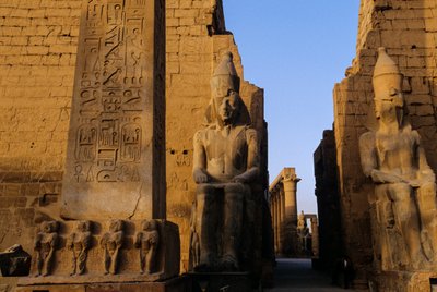 Kolossaal beeld van Ramses II (de Grote), voor pylon, Tempel van Luxor door Kenneth Garrett