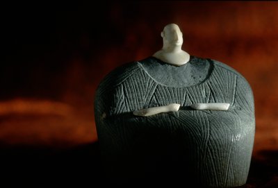 Samengesteld menselijk figuur van speksteen en witte steen; Oxus-beschaving; Turkmenistan door Kenneth Garrett