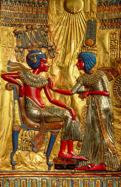 Detail van figuren op de binnenkant van de gouden troon die Toetanchamon en zijn vrouw afbeelden door Kenneth Garrett