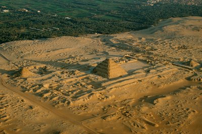 Egypte; Archeologie; Oude Koninkrijk; Saqqara; Piramide Djoser, Trappiramide, 3e Dynastie door Kenneth Garrett