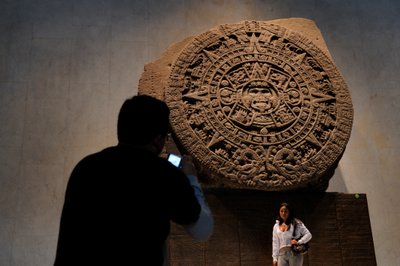 Grootste Azteken, MM7677, NMAH, Mexico-Stad, Mexico, Kalendersteen, Azteek, Nationaal Museum. door Kenneth Garrett