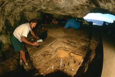 IJstijdmensen; Blombos-grot; Chris Henshilwood; 90.000 BP; Zuid-Afrika; Moderne mensen door Kenneth Garrett