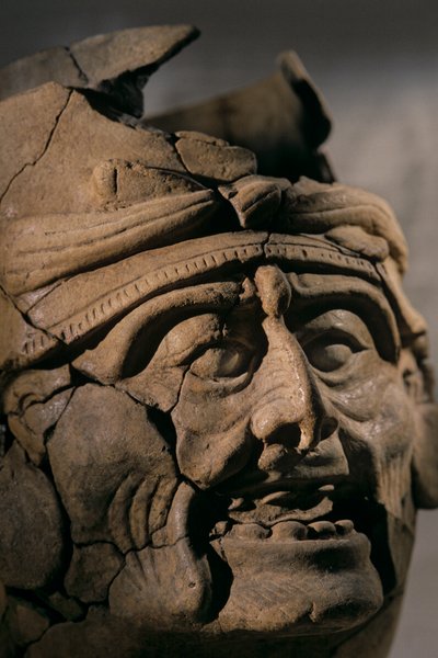Wierookbrander in de vorm van het gezicht van een god, keramiek, Artefact uit Aguateca, Maya-hoofdstad, 2006 door Kenneth Garrett