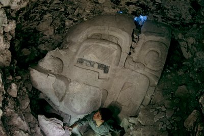 Groot vroeg pre-klassiek stucmasker, Cival, Holmul, Guatemala, Maya, Francisco Estradabelli, 2008 door Kenneth Garrett