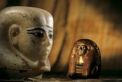 Masker voor ingewanden en Canopische stop voor Tjuya; KV 46; Vallei der Koningen; regering van Amenhotep III door Kenneth Garrett