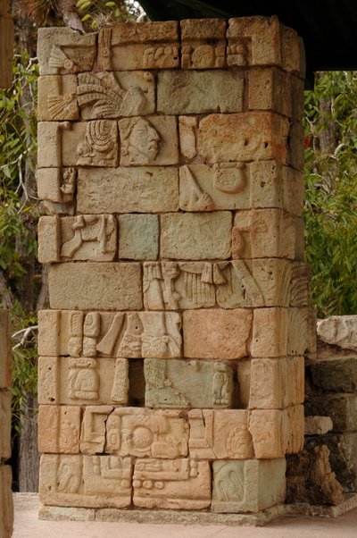 Maya opkomst en ondergang, Copan, Honduras, Details van 18 Konijn glyph, Tempel 18, Maya door Kenneth Garrett