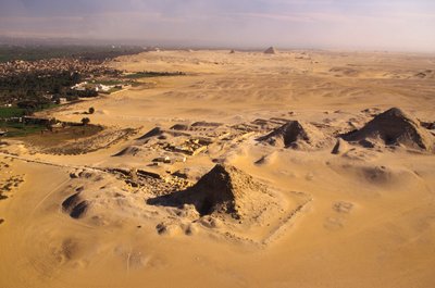 Oude Koninkrijk; luchtfoto van Abusir piramides met Saqqara piramides in de verte; Egypte door Kenneth Garrett