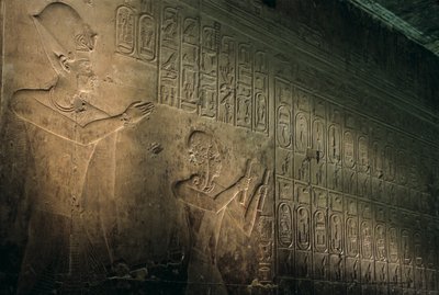 Oudste bekende koningslijst, Seti I-tempel in Abydos, Seti I staat achter Ramses. door Kenneth Garrett