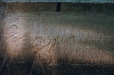 Oudste bekende Koningslijst, Seti I tempel in Abydos, Seti I verschijnt staand achter Ram..., 2005 (foto) door Kenneth Garrett