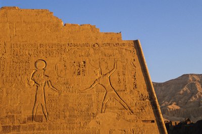 Ramses III verslaat vijanden, hoofdtempel, pyloon, Medinet Habu, Nieuwe Koninkrijk, Egypte door Kenneth Garrett