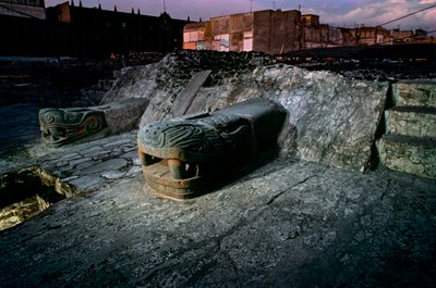 Slangenreplica op Grote Tempel, Tenochtitlan, Templo Mayor, Azteeks, Mexico, Mexico-Stad door Kenneth Garrett