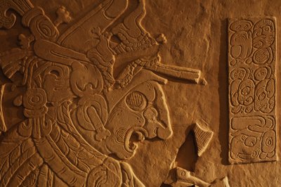 Tempel 21 troonbank, gravure van koning Akhal Mo Nab, Palenque, Mexico, 2005 door Kenneth Garrett