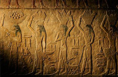 Vrouwen die brood, een vogel, een geit en producten dragen, graf van Tiye, Egypte; Oude Koninkrijk; Saqqara. door Kenneth Garrett