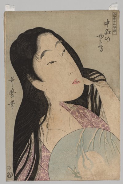 Borstbeeld van een vrouw met los haar die een waaier vasthoudt door Kitagawa Utamaro
