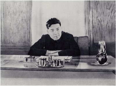Kameraad Kim Il-sung in zijn kantoor bij de Volksraad van Noord-Korea door Korean Photographer