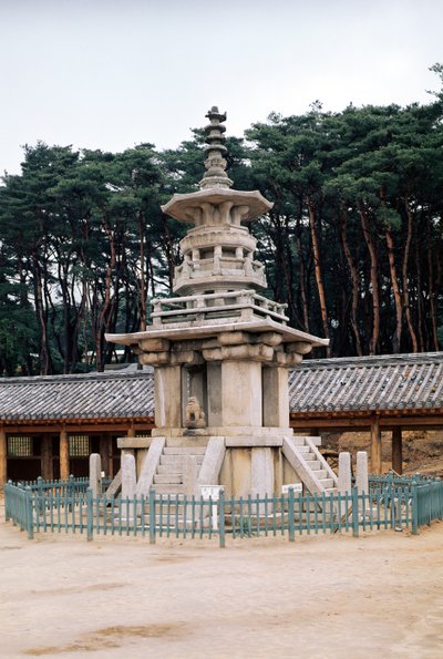 Tabo-tap (Pagode van Prabhutaratna), onderdeel van het Pulkuk-sa tempelcomplex, voor het eerst gebouwd in 528, uitgebreid in 751 en herbouwd na een brand in 1612-59 door Korean School