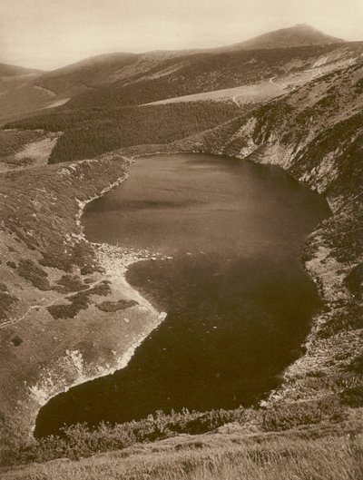 Der grosse Teich und die Schneekoppe (Riesengebirge) door Kurt Hielscher