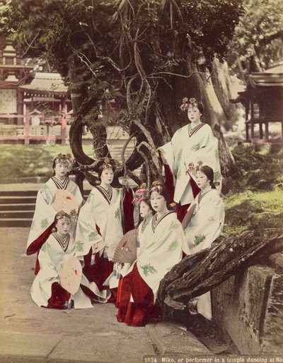 Miko, of Dansen in een tempel in Nara, ca. 1890 door Kusakabe Kimbei