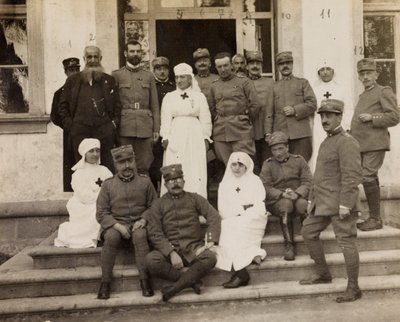 Album van de Eerste Wereldoorlog in Friuli-Venezia Giulia: groepsportret met officieren en Rode Kruis-verpleegsters tijdens het bezoek van de Ridders van Malta aan Villa Brazzà, thuisbasis van het 17e Oorlogshospitaal in Soleschiano Manzano, 25/11/1915 door L. Verdiani