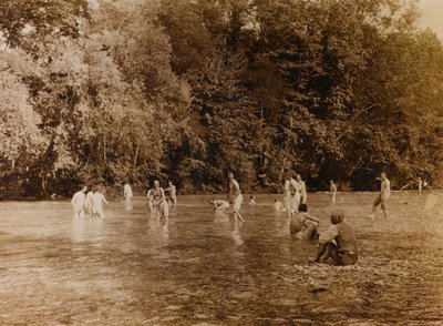 Album van de Eerste Wereldoorlog in Friuli-Venezia Giulia: soldaten tijdens het baden in de rivier Natisone in Premariacco, Udine, Italië door L. Verdiani