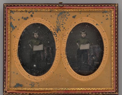 Ongenoemd portret van een staande jongen door Langenheimer and Weimer