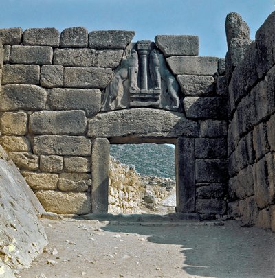 De Poort der Leeuwen: site van de oude stad Mycene, in de Peloponnesos (1500-1100 v.Chr.) Griekenland door Late Helladic Period Mycenaean