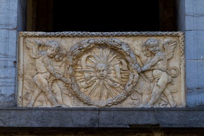 Balustradeplaat met stralende zon in guirlande, bas-reliëf op de gevel van de San Sebastiano kerk door Leon Battista Alberti