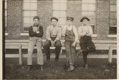 [Groep jongens die werken in de Brown Shoe Factory, Moberly, Missouri]. door Lewis W. Hine