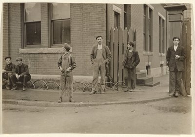[Groep mannen en jongens verzameld buiten] door Lewis W. Hine