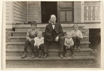 [Mr. Smith, opzichter bij Wylie Mill, met vier kinderen, Chester, South Carolina]. door Lewis W. Hine