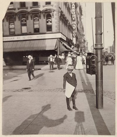 [Zelfportret met krantenjongen]. door Lewis W. Hine