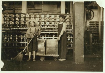 12-jarige doffer Ronald Webb en 7-jarige Frank Robinson, zoon van cardroom baas, die veegt en doft bij Roanoke Cotton Mills, Virginia, 1911 door Lewis Wickes Hine