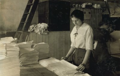 15-jarig meisje vouwt handdoeken in Bonanno Laundry, Boston, Massachusetts door Lewis Wickes Hine