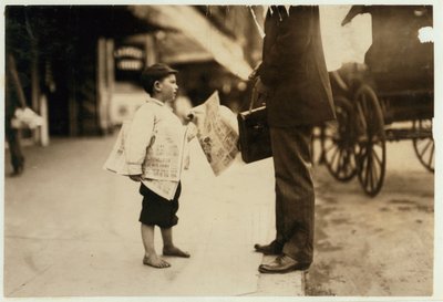 6-jarige krantenjongen Hyman verkoopt kranten tot 18.00 uur in Lawrence, Massachusetts, 1911 door Lewis Wickes Hine