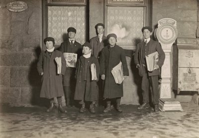 20:30 Groep krantenjongens aan het verkopen bij het depot, Hartford, Connecticut. Kleinste jongen 11 jaar oud,maart 1909 (foto) door Lewis Wickes Hine