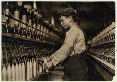 Een doffer vervangt volle spoelen in Globe Cotton Mill, Augusta, Georgia, 1909 door Lewis Wickes Hine