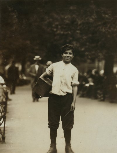 Een jonge schoenpoetser aan het werk op Union Square, New York City door Lewis Wickes Hine