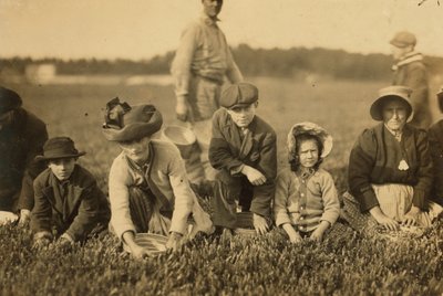 Annette Roy zou 7 zijn en Napoleon Ruel zou 9 zijn, veenbessen plukkend bij Smart
