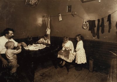 Annie Fedele werkt aan haakwerk in de keuken van haar huurhuis in Sommerville, Massachusetts door Lewis Wickes Hine