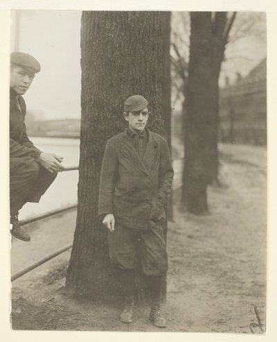 Bleek kamer jongen, Leon Halcourt, 16 jaar oud, Lawrence, Massachusetts door Lewis Wickes Hine