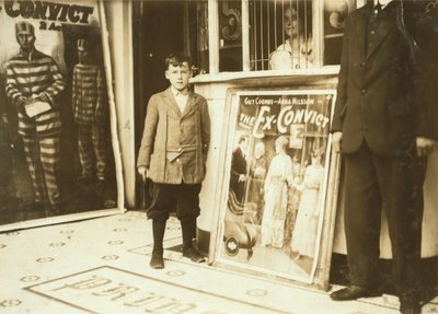 Brown McDowell 12-jarige zaalwachter in Princess Theatre door Lewis Wickes Hine