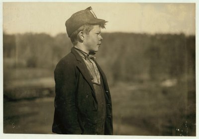 Dave, een jonge duwer, verplaatst trams en kolen, bij Bessie Mine, Alabama (Sloss-Sheffield Steel and Iron Co), 1910 door Lewis Wickes Hine